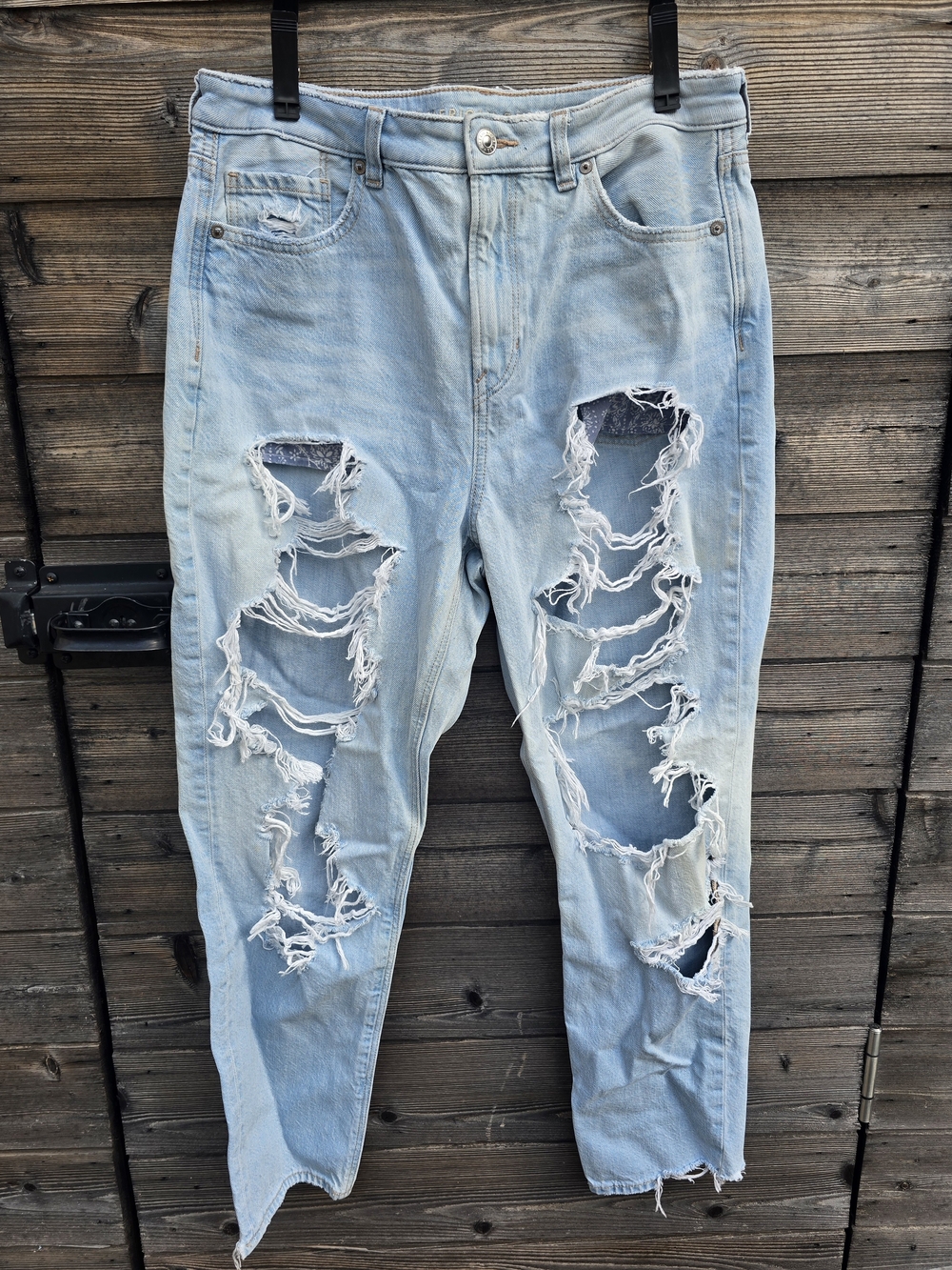 American Eagle Outfitters Light Blue Distressed Boyfriend Jeans